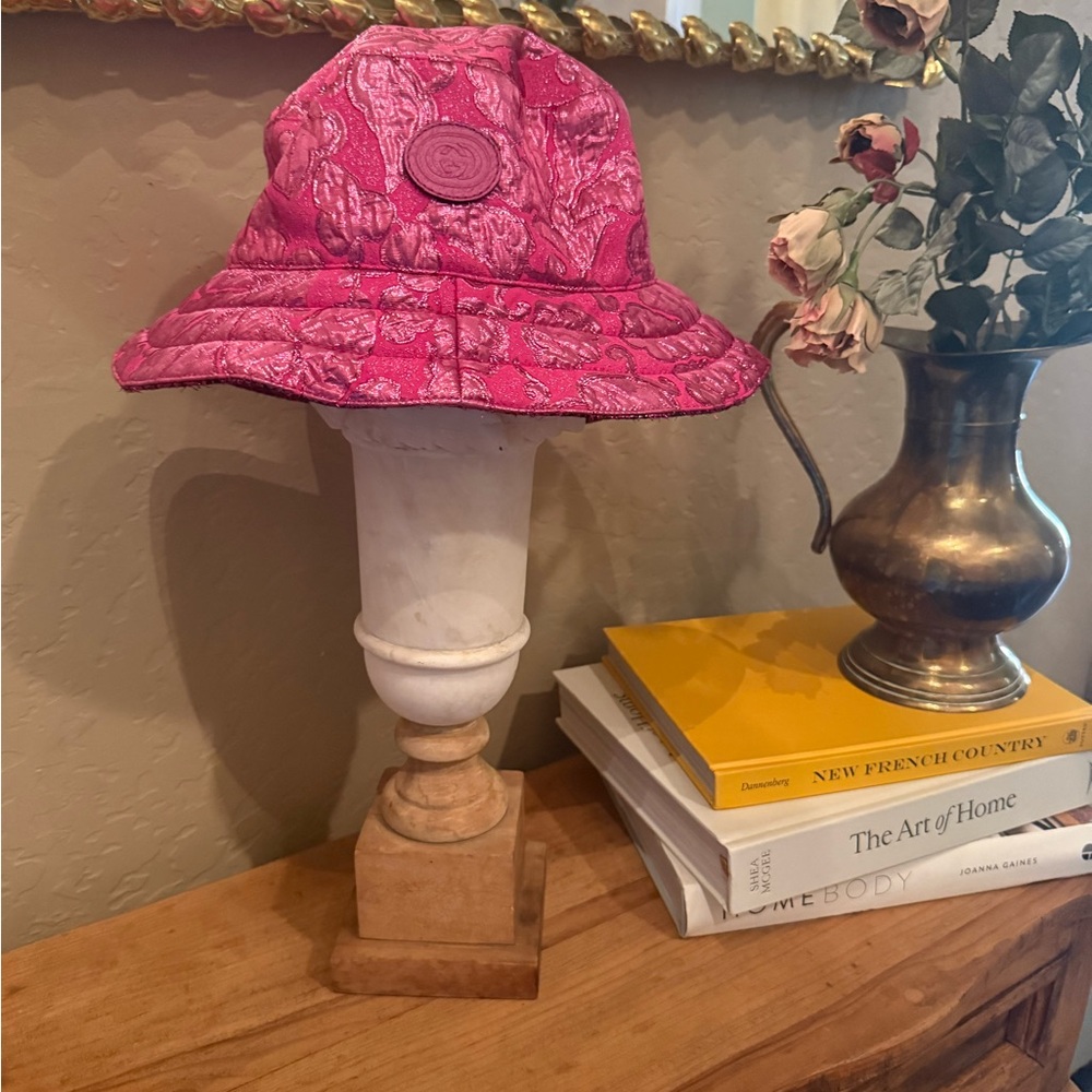 Adorable nwt Gucci pink reversible shiny bucket hat size medium.